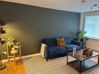 Comfortable 3 Bed House with Garden & Parking - 8