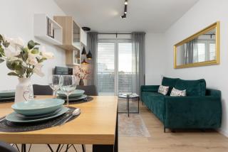 Trendy Warsaw Apartment with 2 Bedrooms, Balcony & Parking by Noclegi Renters - Varsavia - 2