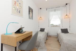 Trendy Warsaw Apartment with 2 Bedrooms, Balcony & Parking by Noclegi Renters - Varsavia - 5