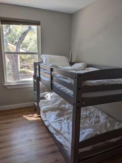 Shady Oaks Cottage: A Peaceful & Relaxing Getaway - 6