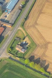 Victorian quirky farm cottage next to forest & close to beach - 9