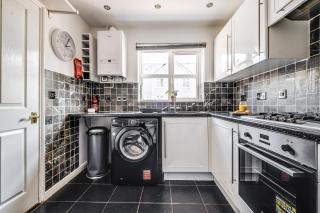 Large 4 bed with free parking close to town centre fast WiFi and crisp hotel standard linen hosted by Our Home Short Stays - 6