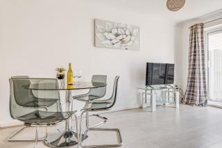 Large 4 bed with free parking close to town centre fast WiFi and crisp hotel standard linen hosted by Our Home Short Stays - 0