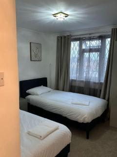 Spacious 4 bedroom house - Billericay - 7