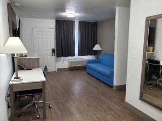 Seven Seas Inn & Suites - 4