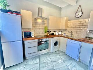 Tasteful Apartment with Free Parking - Short Walk to Pier and Beach - Bournemouth - 7