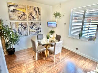 Tasteful Apartment with Free Parking - Short Walk to Pier and Beach - Bournemouth - 5