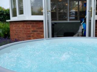 4-bed Cotswold getaway with hot tub & gaming room - Churchdown - 9