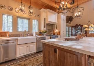 Uncle Chris Cabin by KABINO Air Conditioning Smart TVs Chefs Kitchen Spacious WiFi Grill Bills Island Reservoir Fishing - Island Park - 9