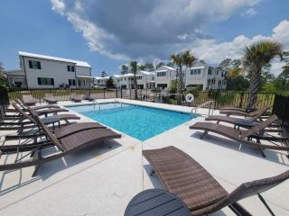 5 Star 4/3 sleeps 16 with Arcade GAME ROOM & POOL! - Orange Beach - 0