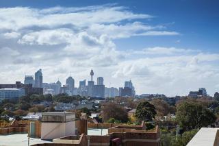 Contemporary Top Floor Apartment with City Views - 7