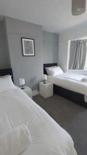 Spacious 3 bed House, Wolverhampton - Fallings Park - 3