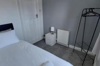Spacious 3 bed House, Wolverhampton - Fallings Park - 2
