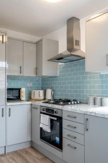 Parking, 2 Bathrooms, Dining space & Garden - Swansea - 4