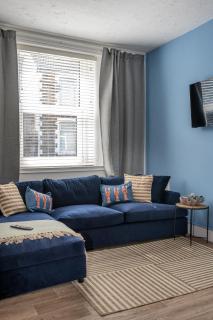 Parking, 2 Bathrooms, Dining space & Garden - Swansea - 6