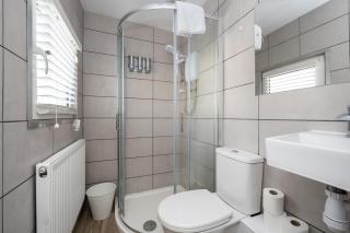 Parking, 2 Bathrooms, Dining space & Garden - Swansea - 1