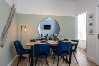 Parking, 2 Bathrooms, Dining space & Garden - Swansea - 0