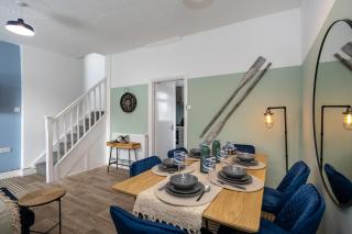 Parking, 2 Bathrooms, Dining space & Garden - Swansea - 5