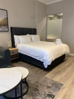 Entire Studio Apartment @MenlynMaine - 7