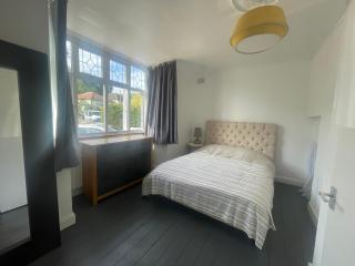 Cozy bungalow in great location - - 7