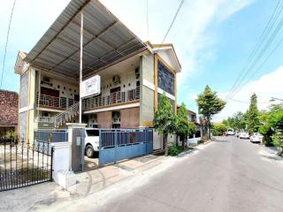 Griya Juanda Syariah near RS Dharma Husada Probolinggo Mitra RedDoorz - Sukobumi - 9