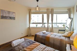 Host Wise - Spacious Trendy Flat w Netflix - Central Location - Porto - 1
