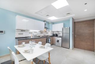 Trinity Holiday Homes - Spacious Modern Living 1BR & 2BR Unique Apartment - Dubai - 2