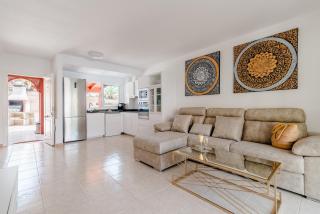 Comfortable 4-Bedroom Villa with Private Gardens - Adeje - 5