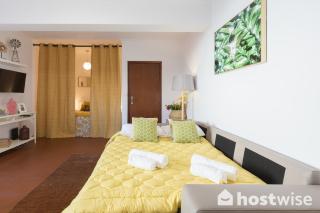 Host Wise - Comfy Bright Flats with Netflix - 3
