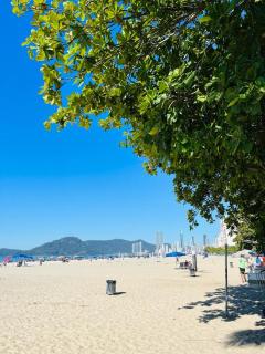 Avenida Atlântica, beira mar, pé na areia - Balneário Camboriú - 8