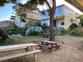 Auberge Granit Rose - Hébergement partagé en Auberge de Jeunesse - Vue sur mer - Dortoir mixte & Camping - 7