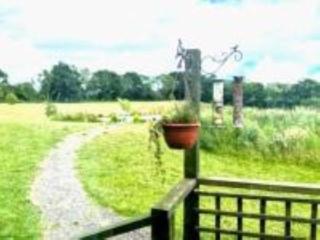 Peaceful ensuite lakeside cabin 'Tench' - Hadlow Down - 2