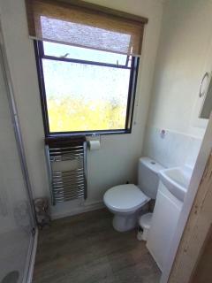 Peaceful ensuite lakeside cabin 'Tench' - Hadlow Down - 1