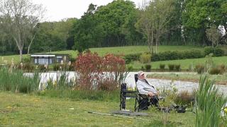 Peaceful ensuite lakeside cabin 'Tench' - Hadlow Down - 5