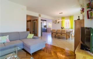 Pet Friendly Apartment In Vrboska - 8