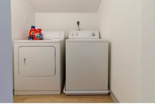 Walk to Downtown Picton, 4-bedroom - 9