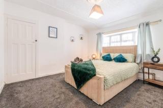 3-Bed House Near Lakeside Mall, Onsite Parking - 7