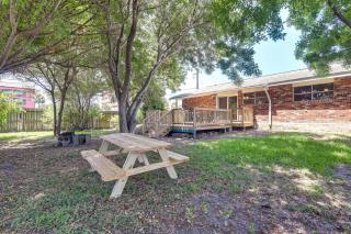 Walk to Beach Galveston Getaway with Deck! - Galveston - 8