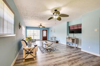 Walk to Beach Galveston Getaway with Deck! - Galveston - 6