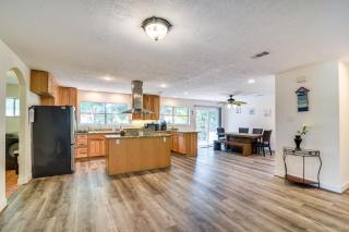 Walk to Beach Galveston Getaway with Deck! - Galveston - 5