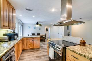 Walk to Beach Galveston Getaway with Deck! - Galveston - 4