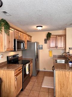 The Sunset 2-bedroom apartment near COS Airport - 5