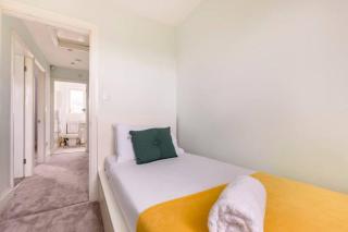 Overbury Lodge, Birmingham with FREE Parking - Northfield - 3