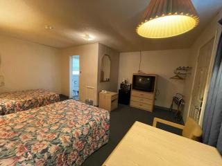 Twin Pine Motel - Tipton - 5
