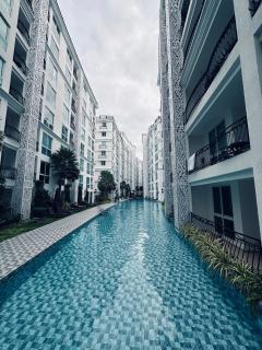Olympus city garden condominium 1st floor with direct access from balcony to swimming pool - 4