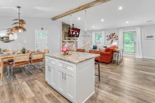 Vibrant South CLT Oasis, 3BRs, Patio, Fire Pit - Charlotte - 2