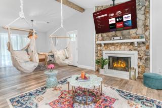 Vibrant South CLT Oasis, 3BRs, Patio, Fire Pit - Charlotte - 4