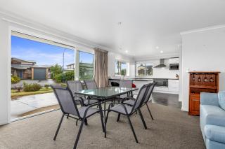 Shores Getaway - One Tree Point Holiday Home - One Tree Point - 3