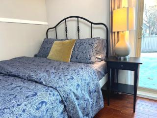 Lily room near golf and banff costco newly renovated queen size bed Single bathroom sofa TV - Calgary - 6
