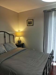 Lily room near golf and banff costco newly renovated queen size bed Single bathroom sofa TV - Calgary - 2